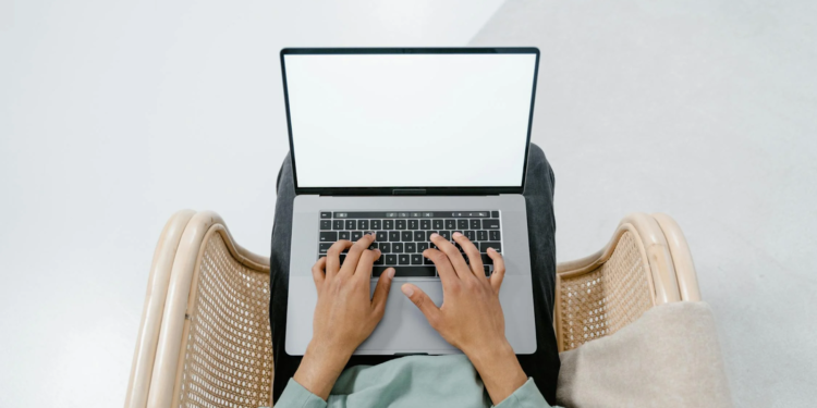 Найкращі недорогі ноутбуки 2024 року: моделі для роботи, навчання, ігор, розваг