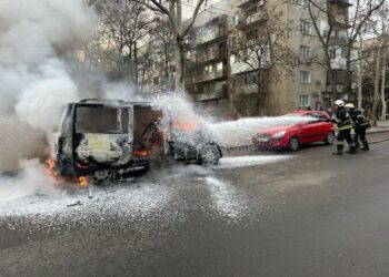 В Ізмаїлі з невідомих причин загорівся припаркований автомобіль 