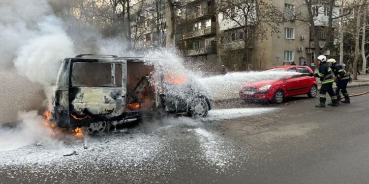 В Ізмаїлі з невідомих причин загорівся припаркований автомобіль