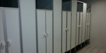 Душеві перегородки з ЛДСП: практичне рішення для сучасного інтер’єру