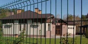 Секционный 3D-забор: современный дизайн и надежность для вашего участка