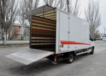 Грузоперевозки с машиной, оснащённой гидробортом — удобство и надёжность для вашего бизнеса