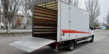 Грузоперевозки с машиной, оснащённой гидробортом — удобство и надёжность для вашего бизнеса