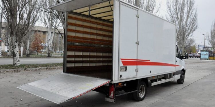 Грузоперевозки с машиной, оснащённой гидробортом — удобство и надёжность для вашего бизнеса