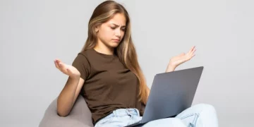 Что делать, если ноутбук шумит и выключается сам по себе?