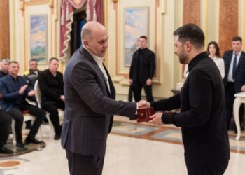 Зеленський нагородив українських енергетиків