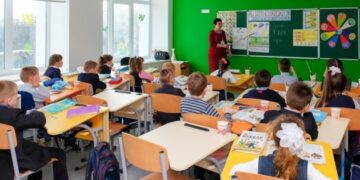 Уряд з січня 2026 року підвищить зарплату педагогічним працівникам на 30%, з вересня — ще на 20%