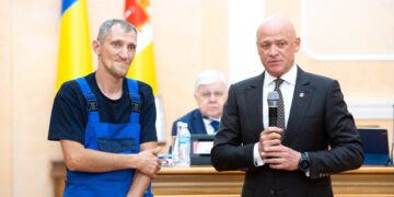 Строил фортификационные сооружения: в Одессе вручили награду коммунальщику