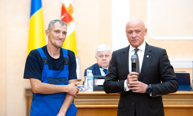 Строил фортификационные сооружения: в Одессе вручили награду коммунальщику