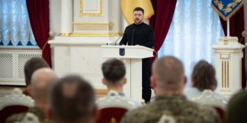 Зеленський вручив нагороди захисникам України і передав відзнаки родинам загиблих воїнів