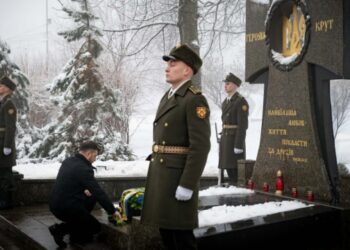 Зеленський на Аскольдовій могилі вшанував пам’ять Героїв Крут та нинішньої війни