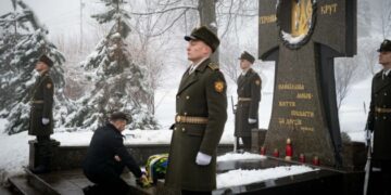 Зеленський на Аскольдовій могилі вшанував пам’ять Героїв Крут та нинішньої війни