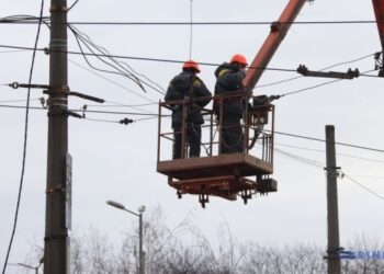 Свириденко показала, як енергетики повертають світло й тепло в домівки українців