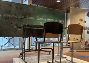 У Раді Європи виставили понівечену війною шкільну парту з України