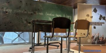 У Раді Європи виставили понівечену війною шкільну парту з України