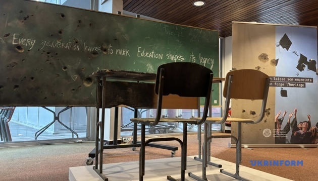 У Раді Європи виставили понівечену війною шкільну парту з України