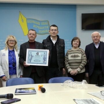 Понад 40 років на посаді: редактор газети з Київщини потрапив до книги рекордів України