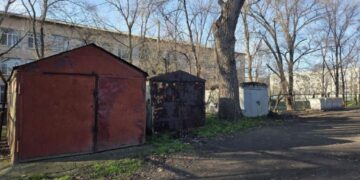 Арцизька міська рада примусово демонтує гаражі навколо школи, якщо власники не приберуть їх самостійно