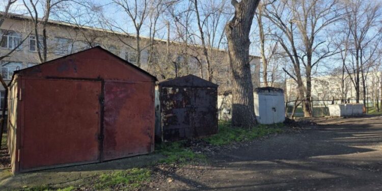 Арцизька міська рада примусово демонтує гаражі навколо школи, якщо власники не приберуть їх самостійно