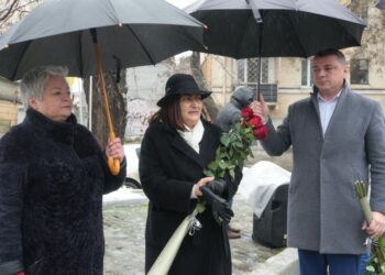 Церемонія покладання квітів та вшанування пам’яті мільйонів невинних людей, знищених нацистським режимом.