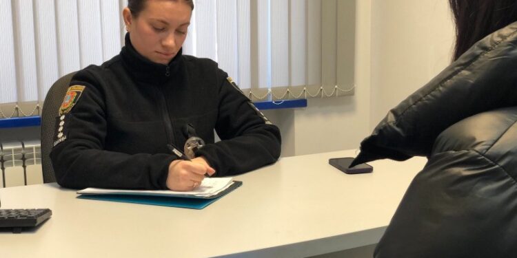 Поліцейські розшукали мешканку Білгород-Дністровського, яка залишила дворічну доньку на знайомого та зникла