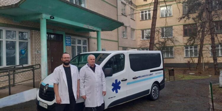 Старокозацька лікарня отримала у подарунок автомобіль
