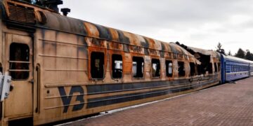 Знищений обстрілом вагон поїзда «Барвінкове — Львів — Чоп» показали європейським депутатам