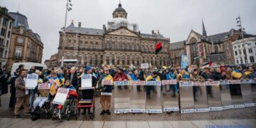 В Амстердамі українські захисники пройшли ходою з посланням Європі