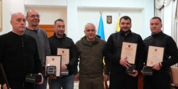 Нагородив Почесними грамотами та іменними годинниками вісьмох державних службовців Одещини — за самовіддане виконання завдань із забезпечення оборони нашої держави.