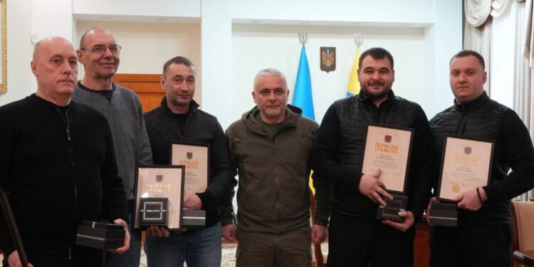 Нагородив Почесними грамотами та іменними годинниками вісьмох державних службовців Одещини — за самовіддане виконання завдань із забезпечення оборони нашої держави.