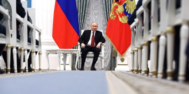 Путін готовий до зустрічі з Зеленським лише у Москві, — Пєсков