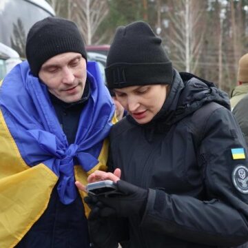 Ще 300 захисників і двоє цивільних повертаються додому з російського полону