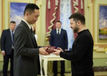 Зеленський вручив державні відзнаки, серед нагороджених — журналіст Укрінформу Такаші Хірано