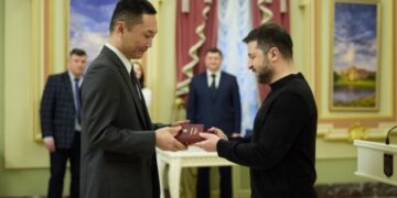 Зеленський вручив державні відзнаки, серед нагороджених — журналіст Укрінформу Такаші Хірано
