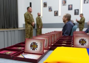 Півненко зустрівся зі звільненими з полону нацгвардійцями і вручив їм почесні відзнаки