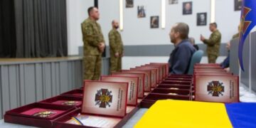 Півненко зустрівся зі звільненими з полону нацгвардійцями і вручив їм почесні відзнаки