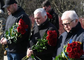 Хвилиною мовчання та покладанням квітів вшанували памʼять українських добровольців, які загинули, захищаючи рідну землю.