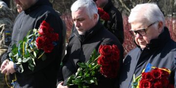 Хвилиною мовчання та покладанням квітів вшанували памʼять українських добровольців, які загинули, захищаючи рідну землю.