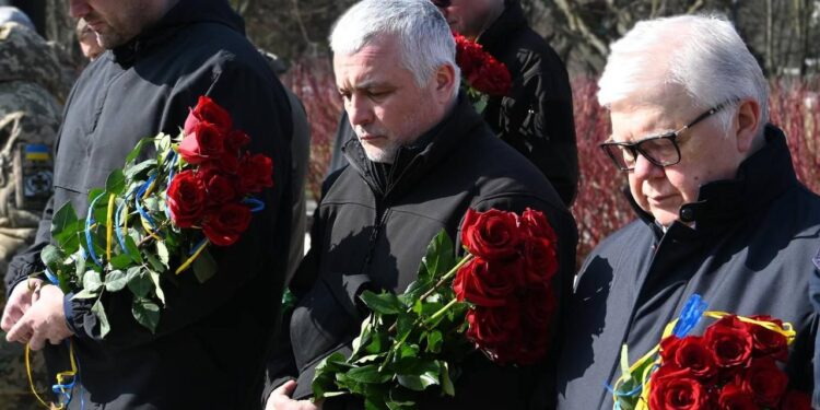 Хвилиною мовчання та покладанням квітів вшанували памʼять українських добровольців, які загинули, захищаючи рідну землю.