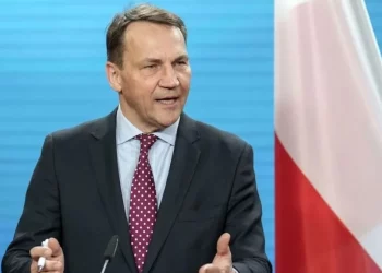 «Той, хто з Орбаном – допомагає Кремлю», — Сікорський