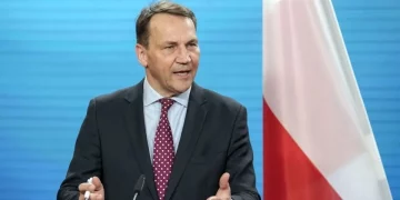 «Той, хто з Орбаном – допомагає Кремлю», — Сікорський