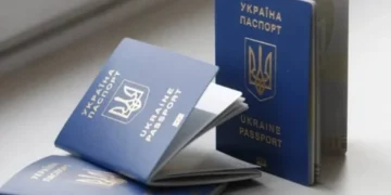 Українці за кордоном зможуть отримувати паспорти через VFS Global — МЗС