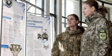 У київському метро відкрили виставку, присвячену НАТО та його співпраці з Україною