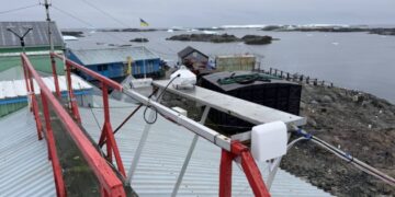Українські вчені встановили нові прилади для вимірювання якості повітря в Антарктиці та Світовому океані