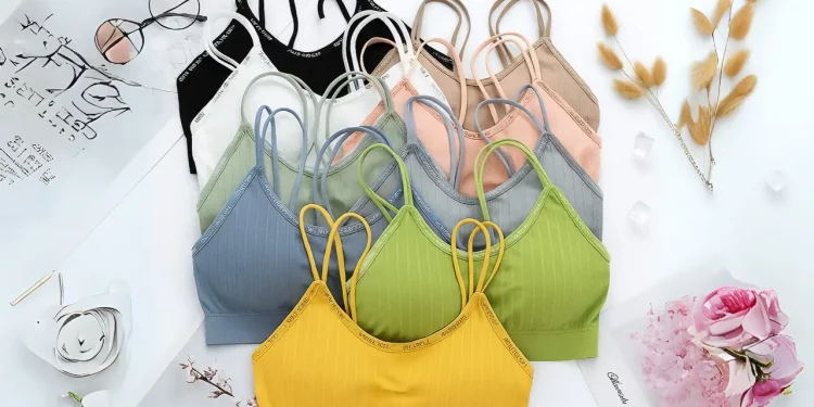 Жіночий гардероб без компромісів: футболки, майки та топи