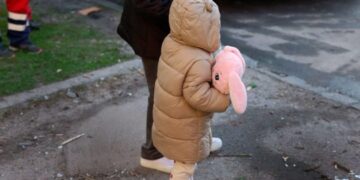 Що робити під час обстрілу батькам із дітьми — поради ювенальної поліції