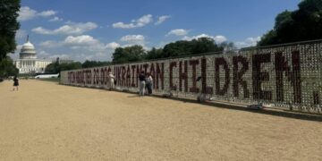 У Вашингтоні встановили 20 тисяч плюшевих ведмедиків на підтримку викрадених Росією українських дітей