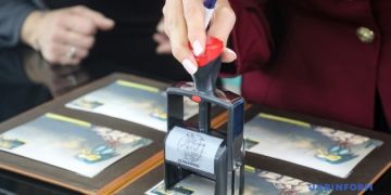 Укрпошта та фонд «Повернись живим» презентували благодійну марку