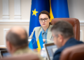 Уряд зняв обмеження на виїзд за кордон для всіх жінок