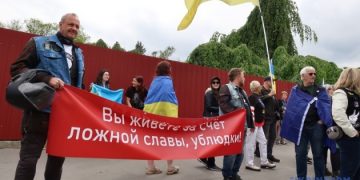 У Празі перед кладовищем активісти зустрічали «Нічних вовків»